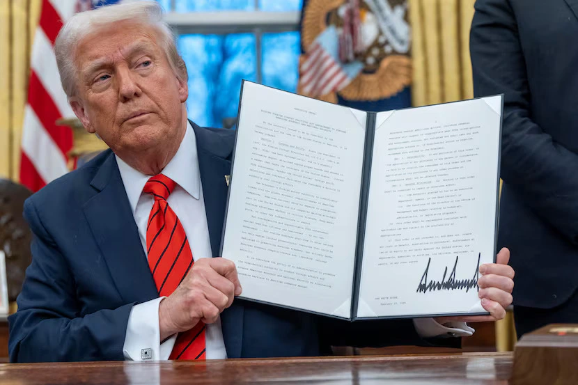 Tổng thống Donald Trump ký sắc lệnh áp 25% thuế lên tất cả sản phẩm nhôm thép nhập khẩu vào Mỹ